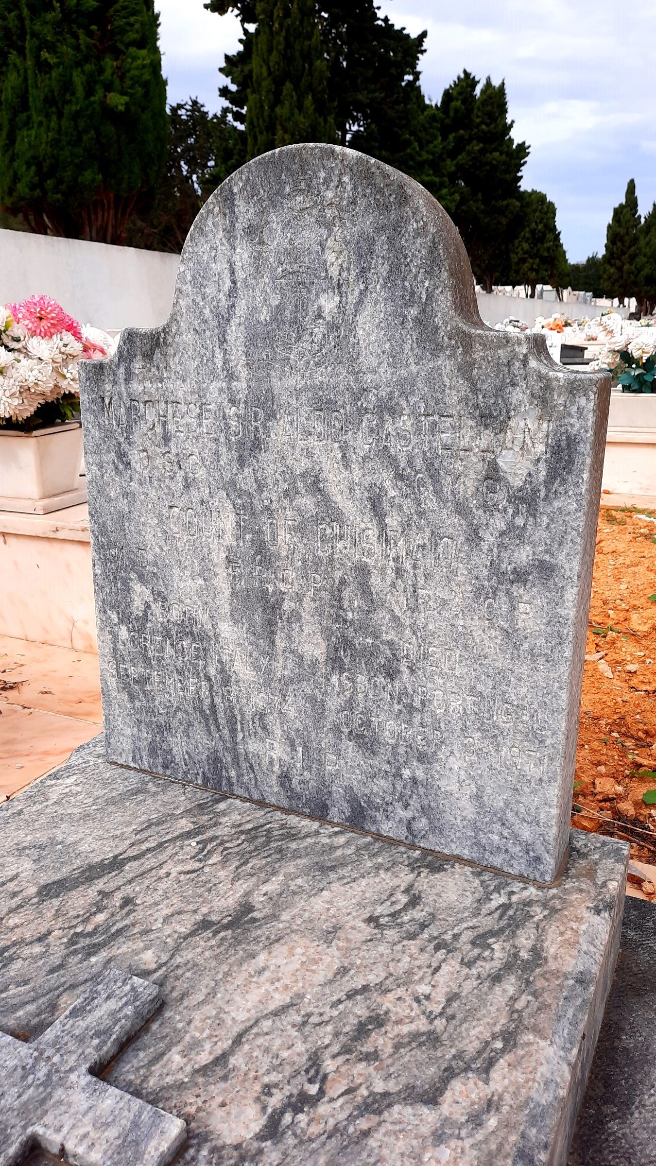 Aldo%20Castellani%27s%20tomb%2C%20Cemiterio%20da%20Guia%2C%20Cascais%20-%2005.jpg